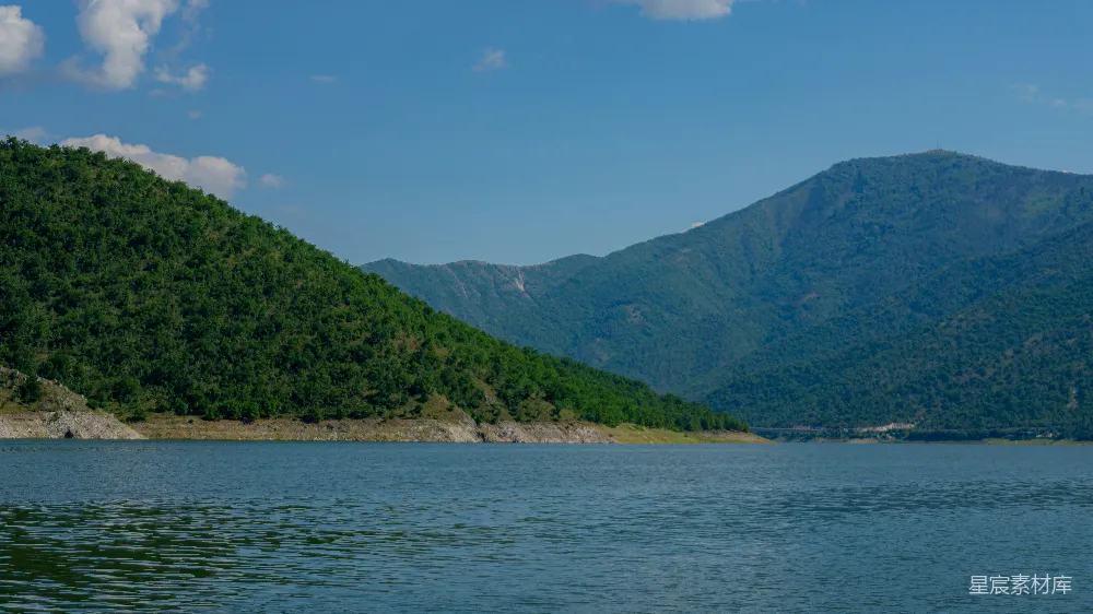 高清摄影 背景中有山的水域