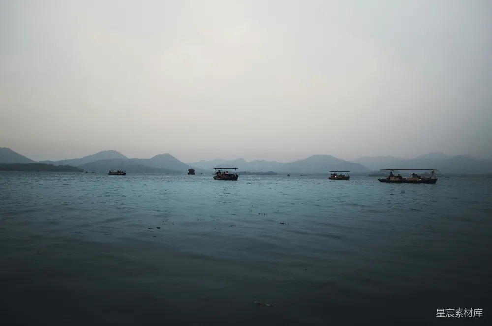 高清摄影 海上的小船在白天的白天空中