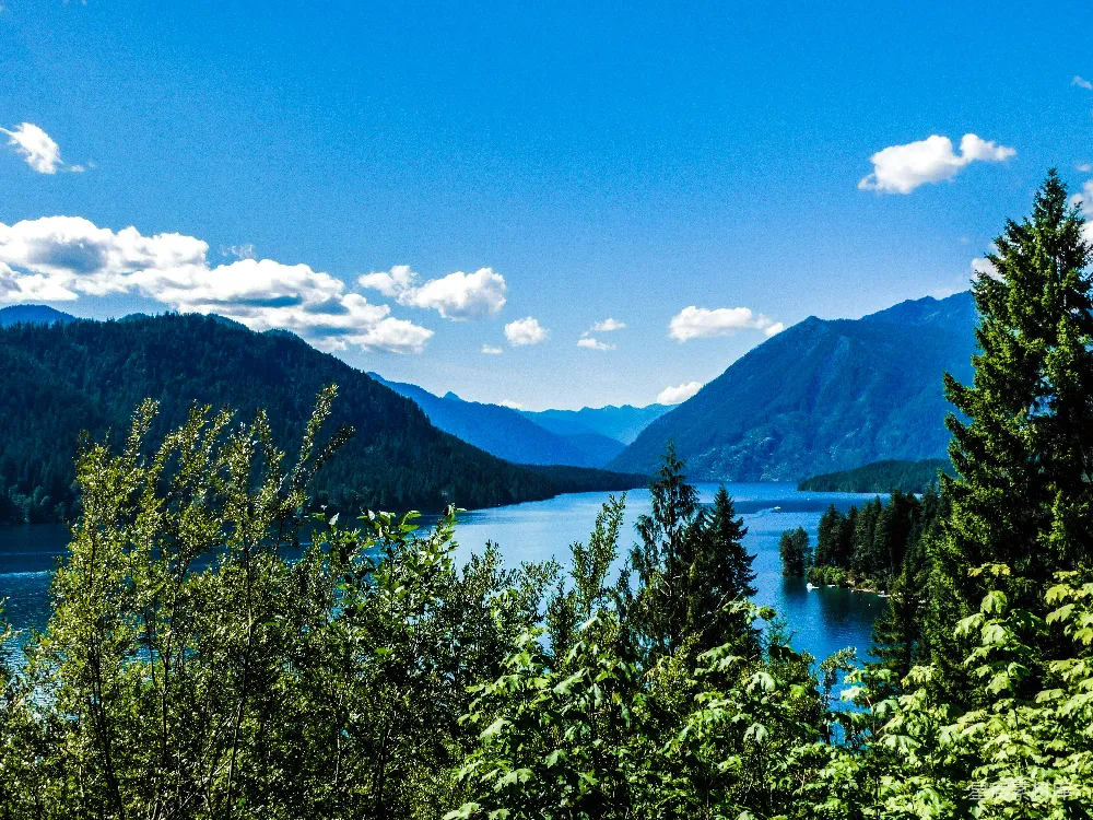 高清摄影 一幅湖周围环绕着山脉的美景