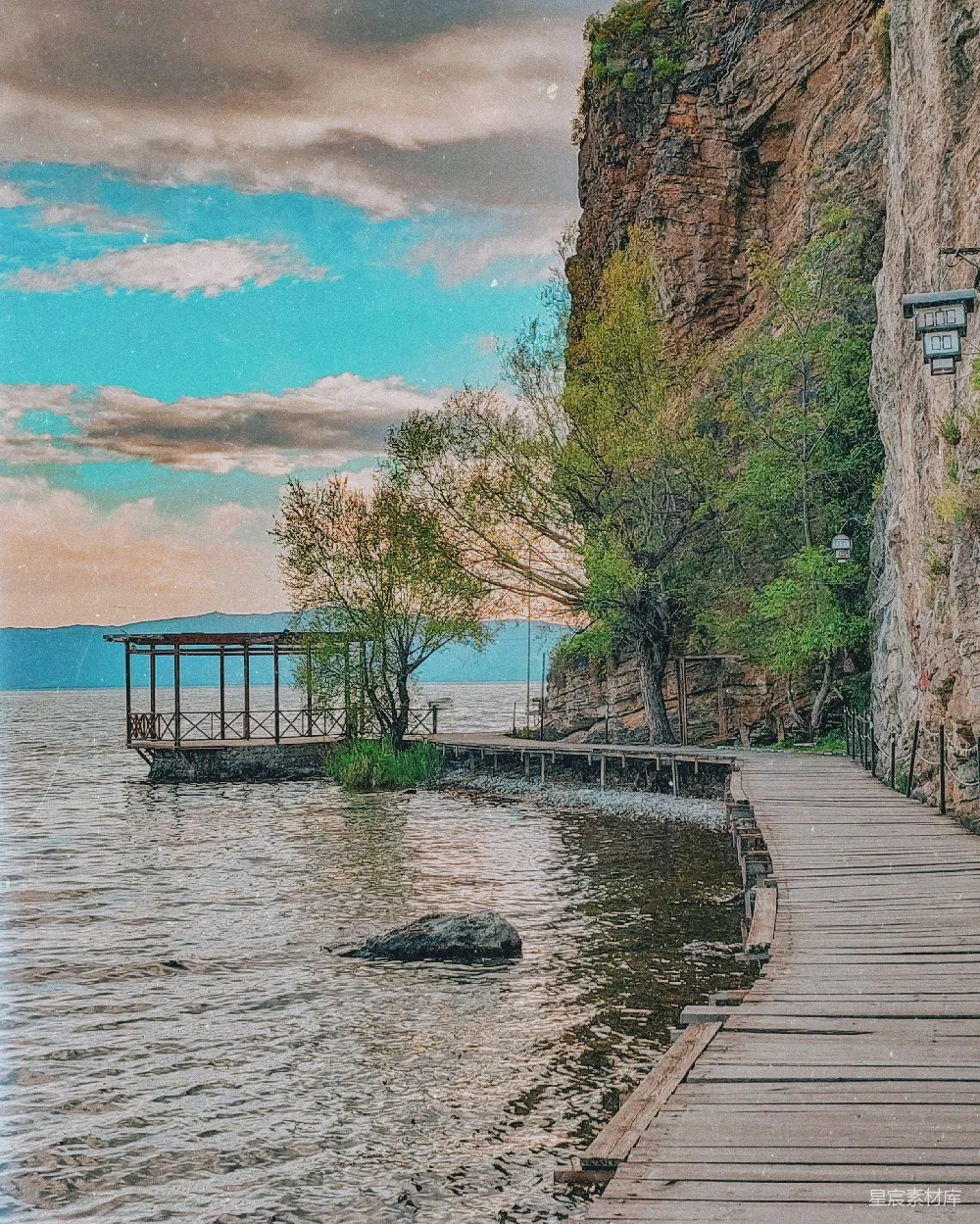 高清摄影  白天木制码头靠近水体的场景