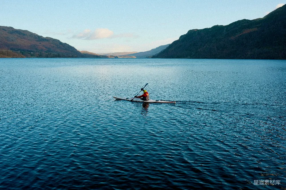 高清摄影 一名 kayaker 在大型水域中划桨。