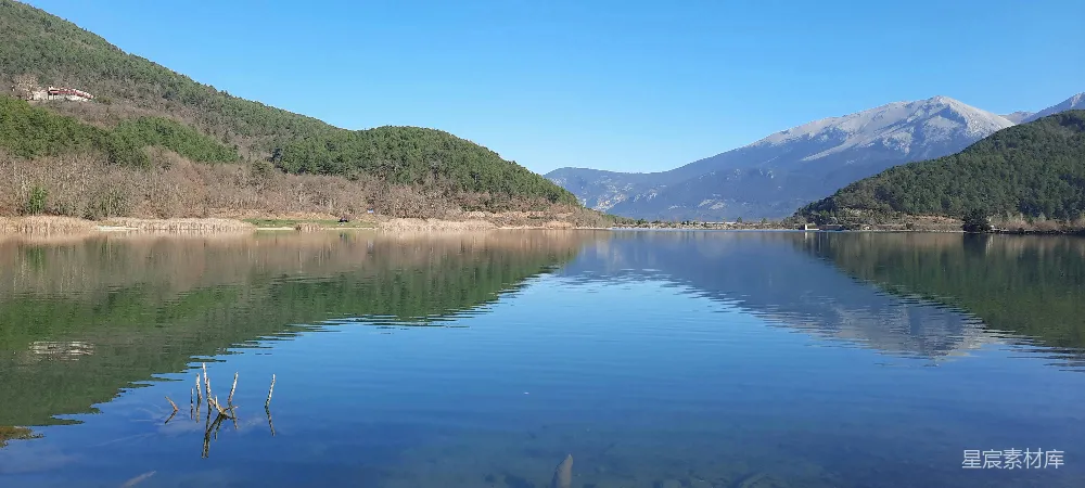 高清摄影 环绕着山脉的大片水域