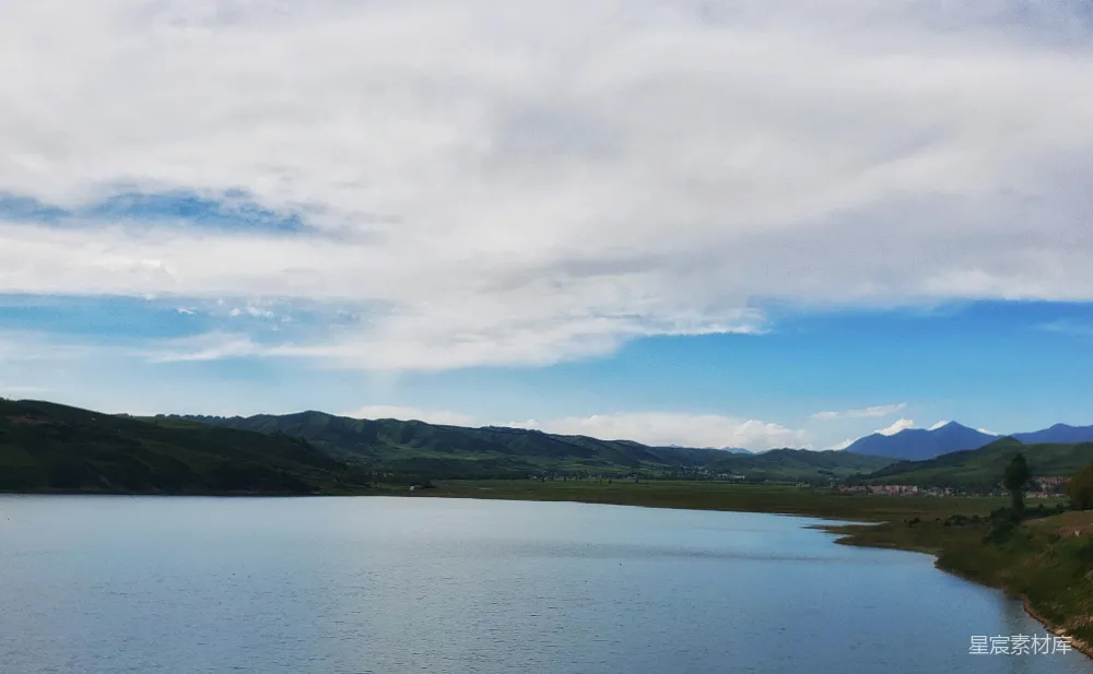 高清摄影 背景中有山的湖泊