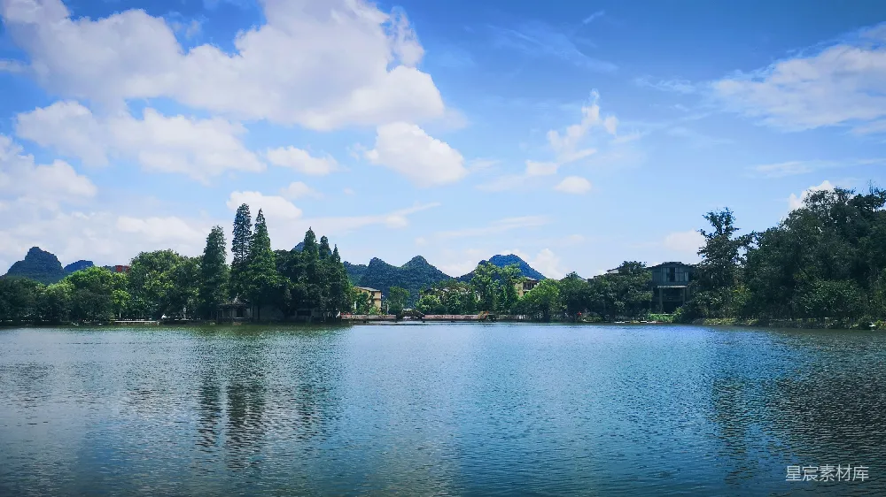 高清摄影 绿树环绕着水体的蓝天下的白天景色