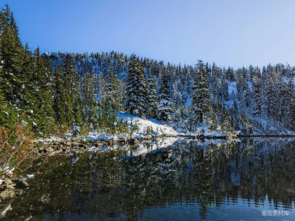 高清摄影 一个被雪山和树木环绕的湖泊冻结了冬天