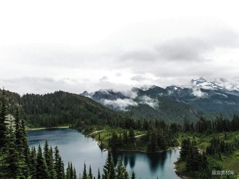 高清摄影 山湖周围环绕着松树的风景