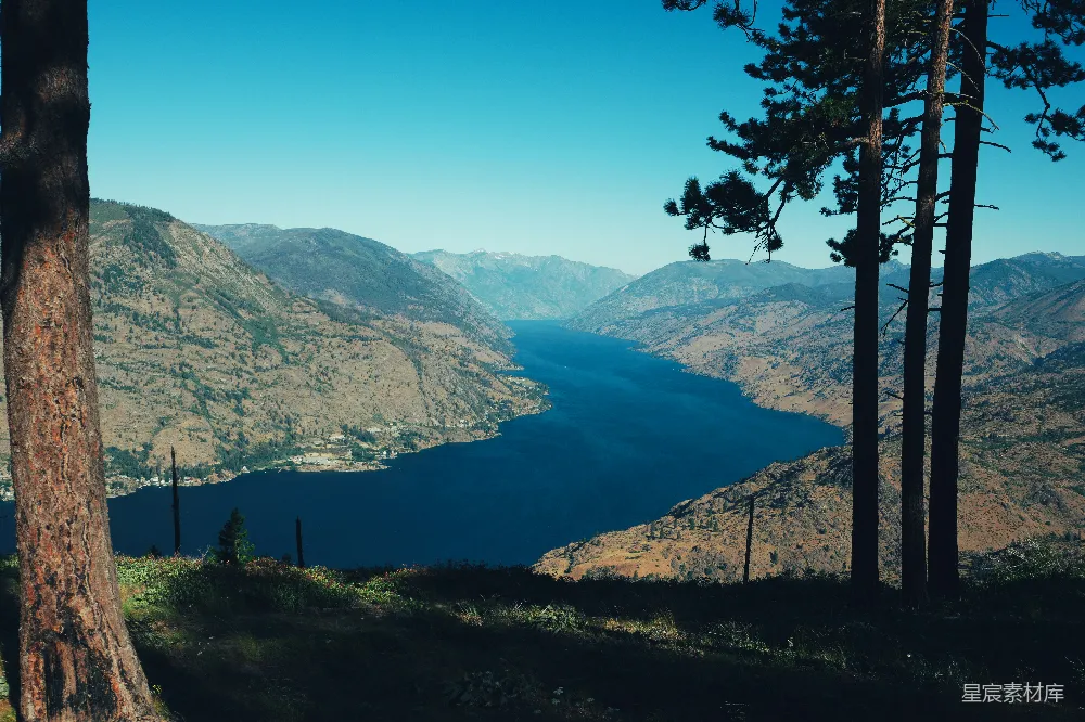 高清摄影 一座湖畔环绕着山景的美景
