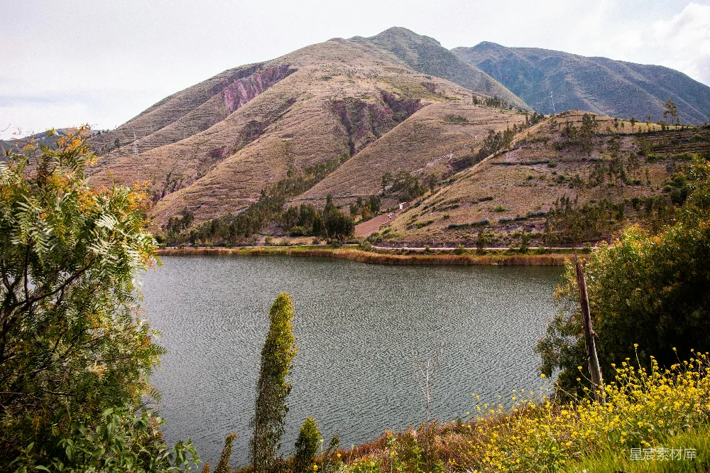 高清摄影 一片被山峦环绕的大片水域