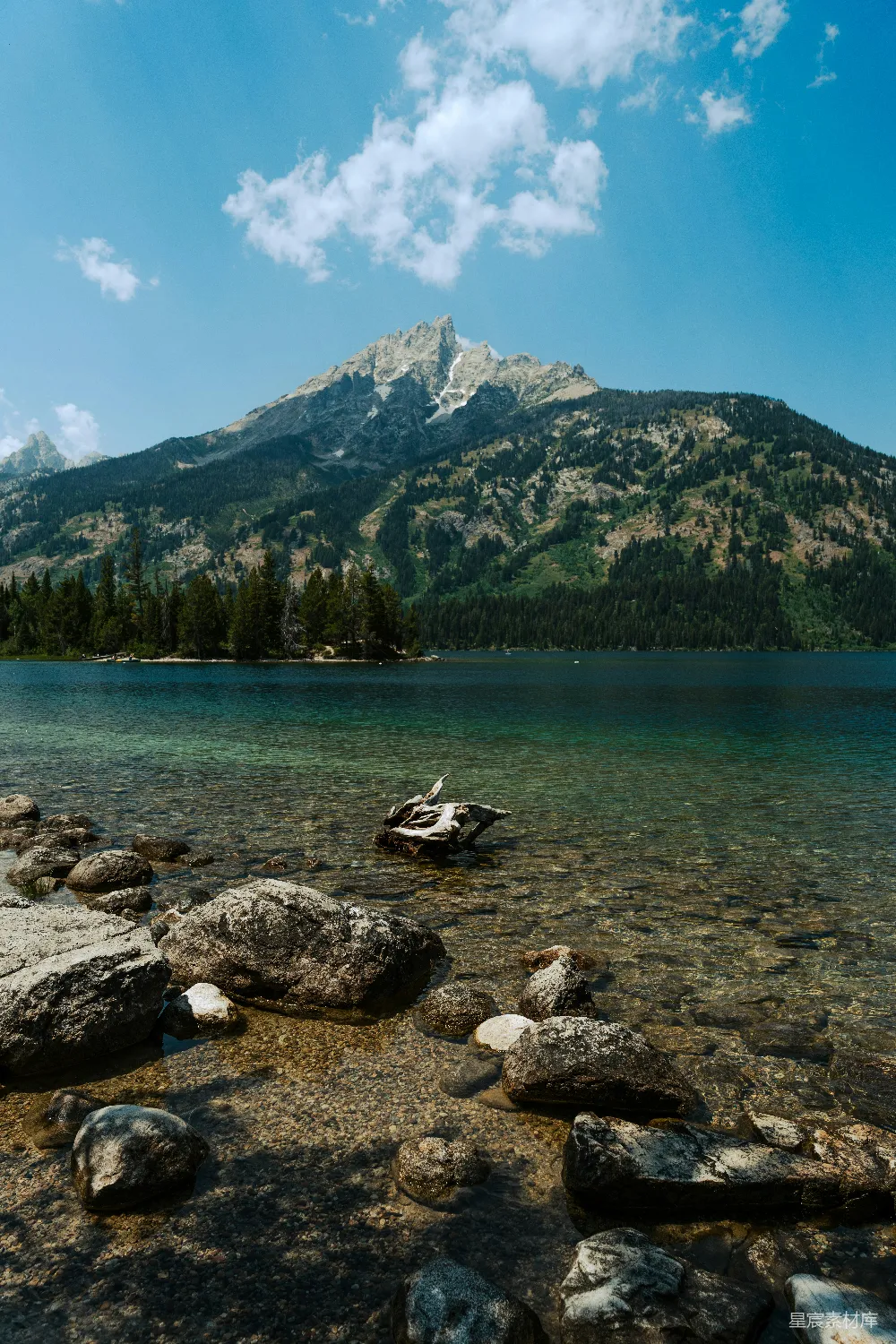 高清摄影 壁纸 自然 旅行 湖边有一座山峰。