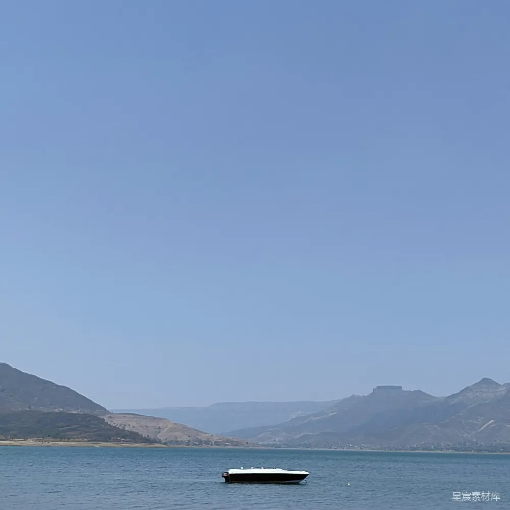 高清摄影 壁纸 漂浮在一大片水面之上的小船