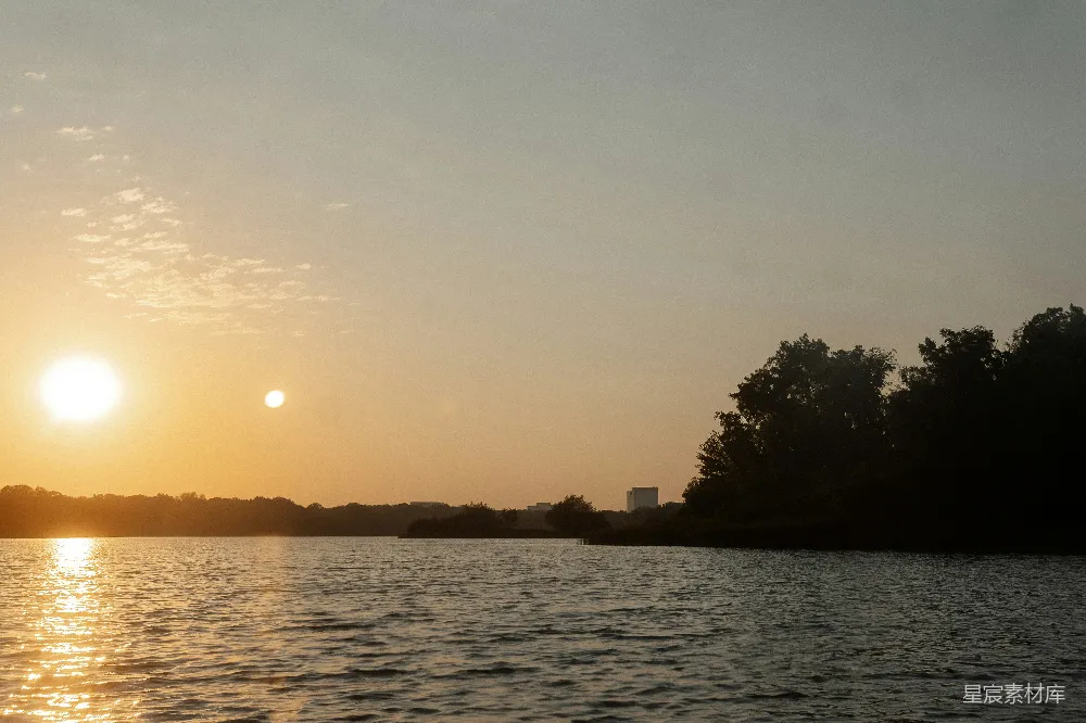 高清摄影 夕阳落下在一片水域之上