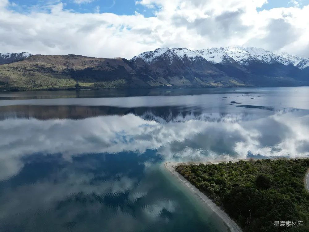 高清摄影 一片被山环绕的大片水域