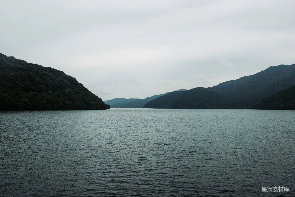 高清摄影 平静的湖水和山峦