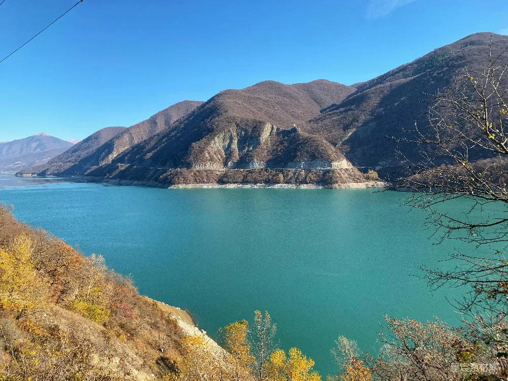 高清摄影 山丘靠近水域