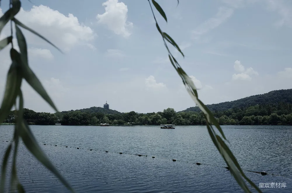 高清摄影 一片湖景，远处山峦在阴云的天空下。