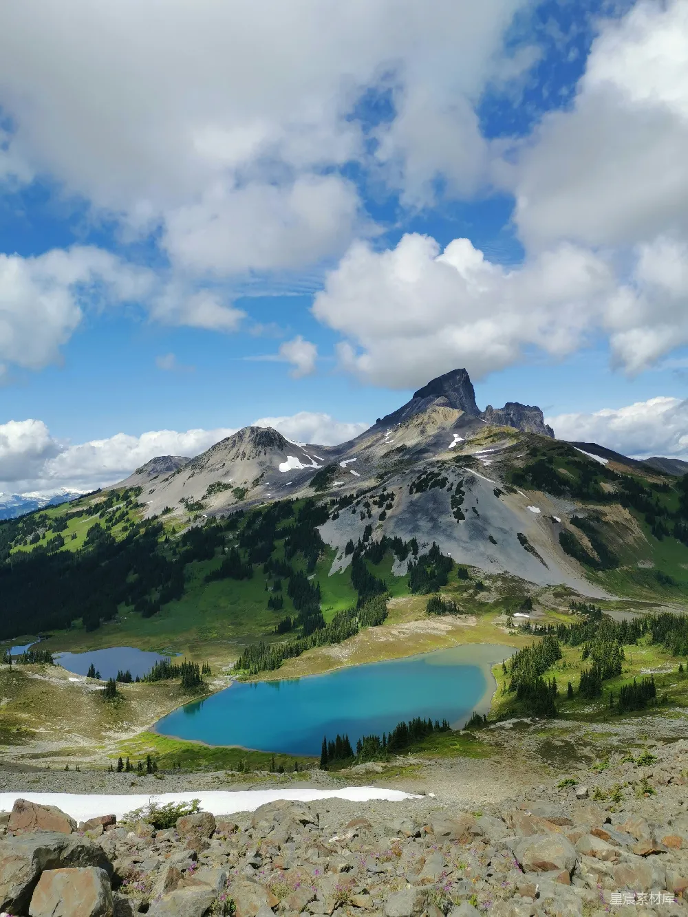 高清摄影 蓝天白云间绿山白山的白天景象