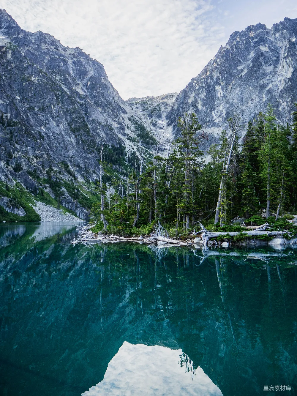 高清摄影 一座被山和树环绕的水域