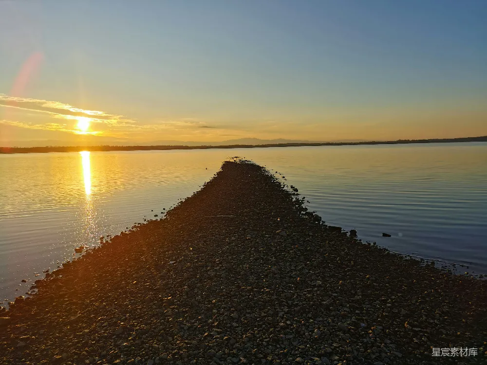 高清摄影 夕阳落下在一片水域之上