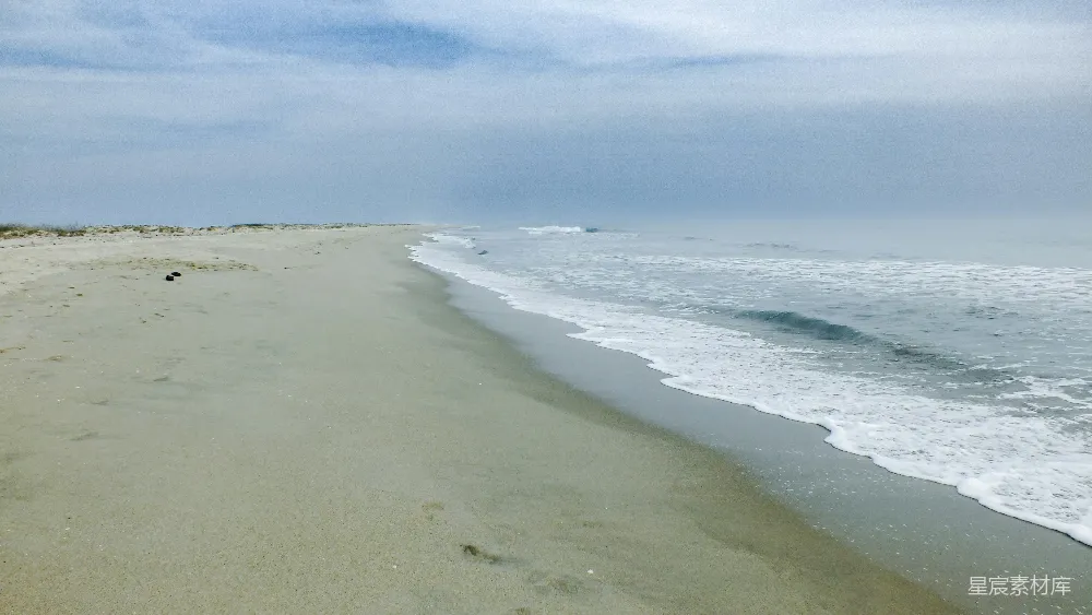高清摄影 自然 壁纸 旅行 海边的一片沙滩旁边是天空中有云的景象