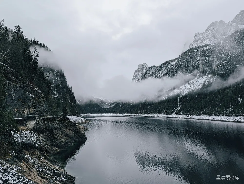高清摄影 一片被雪覆盖的山川环绕的水域