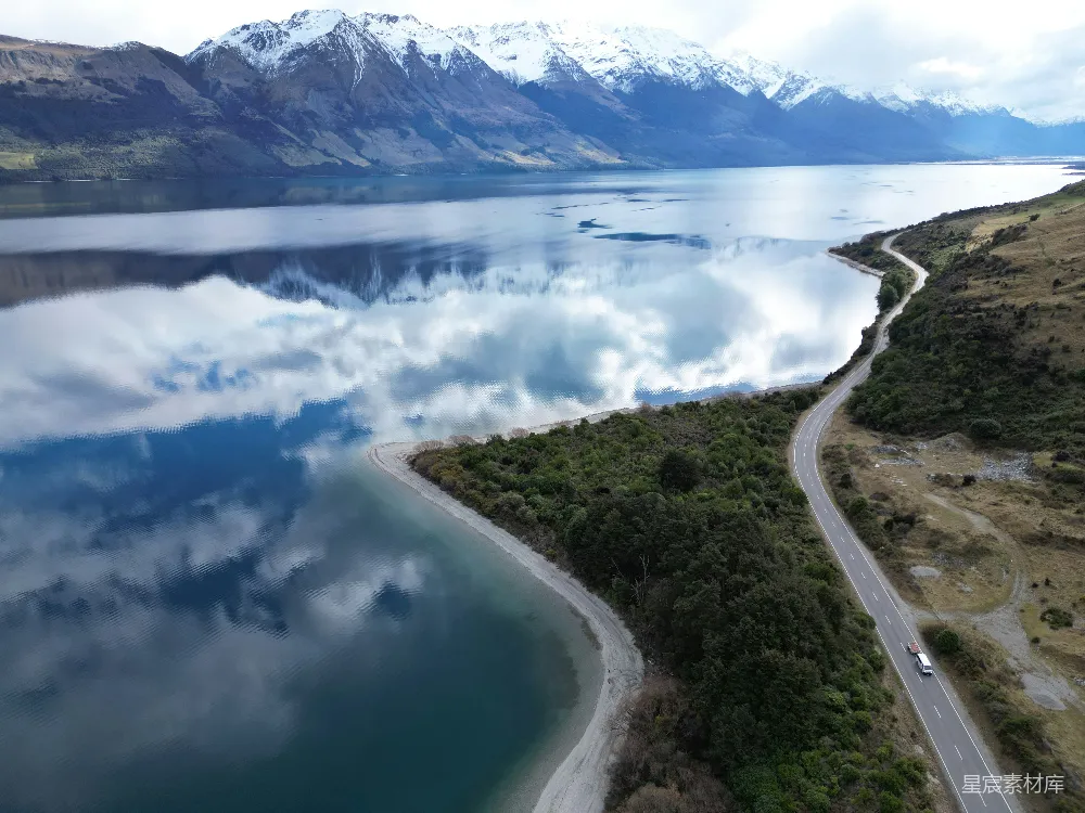 高清摄影 一条道路和一片水域的空中俯视图