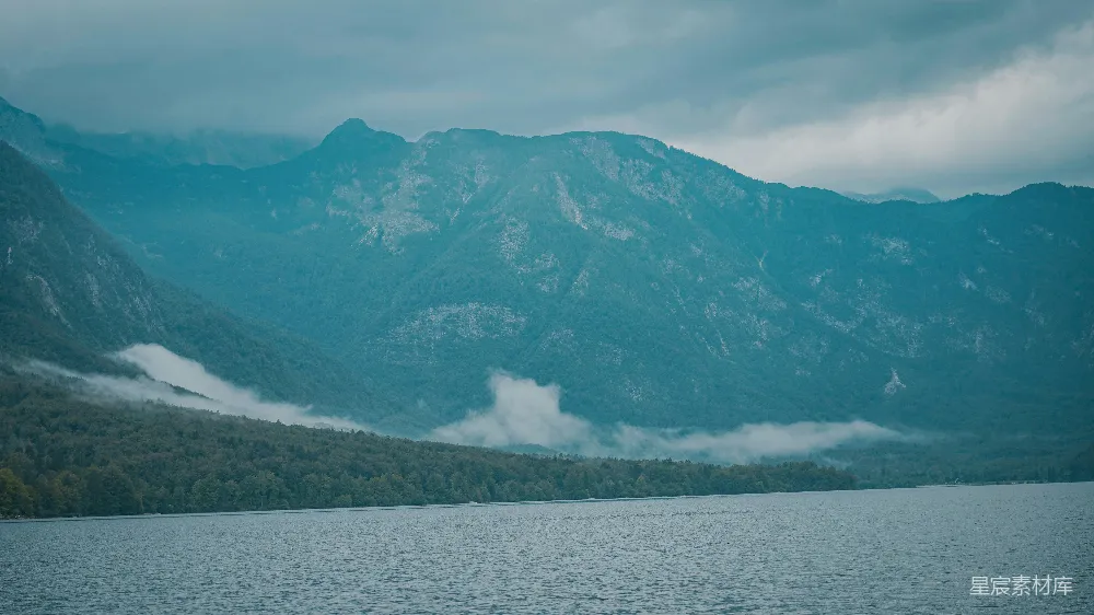 高清摄影 绿色和白色的山靠近湖体的白天景色