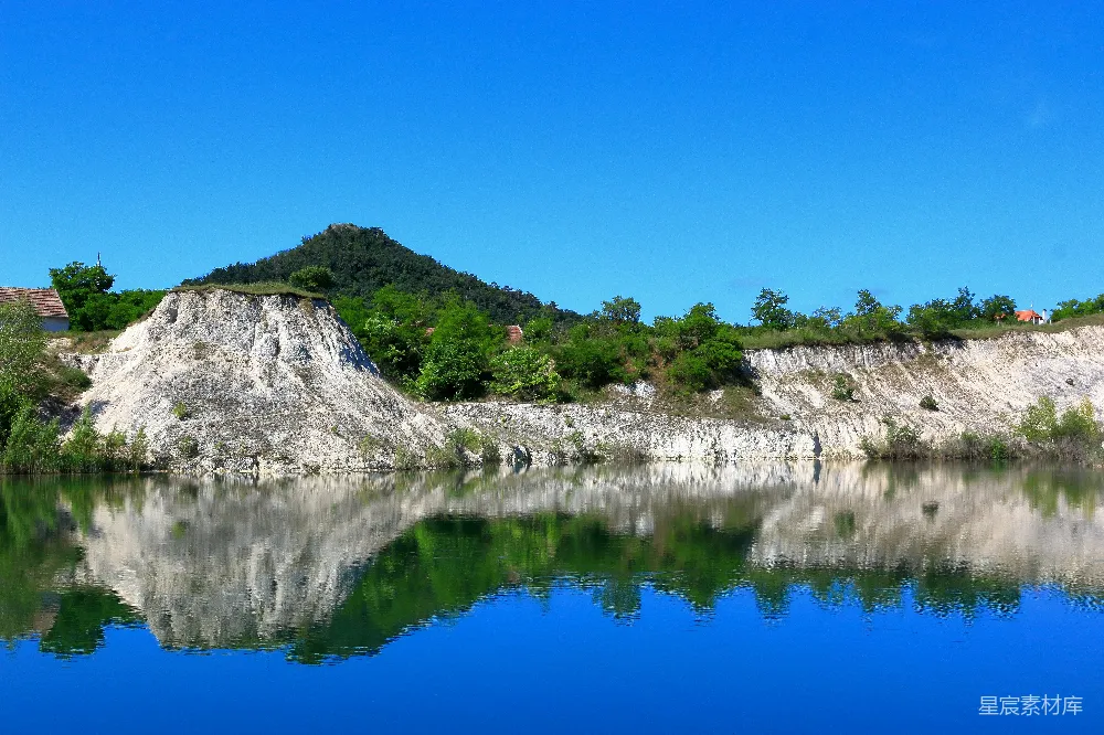 高清摄影  背景中有座山的大片水域