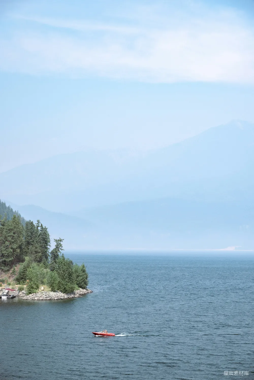 高清摄影 一艘小船漂浮在一片大水域上