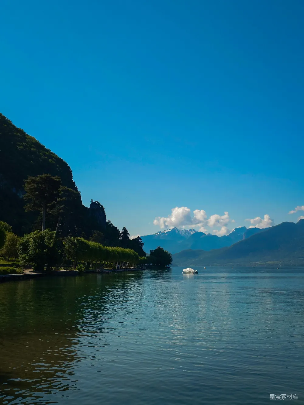 高清摄影 蓝天下的湖泊与山峦。