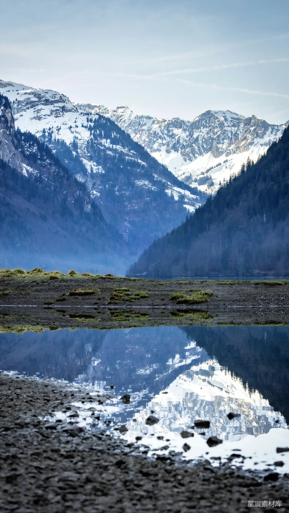 高清摄影 一片被山脉环绕的大片水域