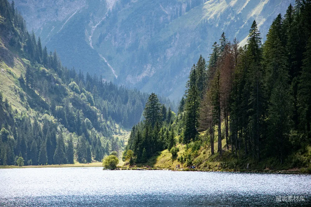 高清摄影 背景中有湖、树木和山峰。