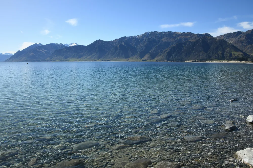 高清摄影 一片被山脉环绕的大片水域