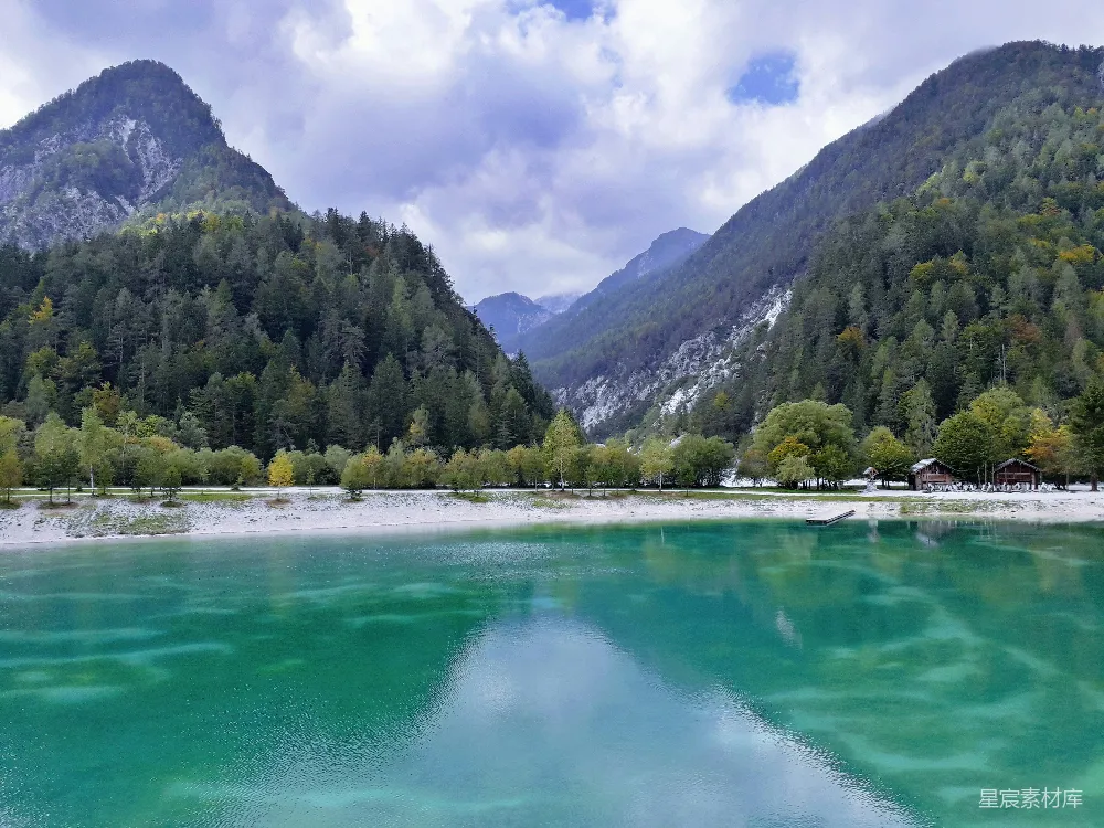 高清摄影 山脉靠近水域