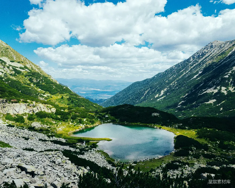 高清摄影 山间一处小湖