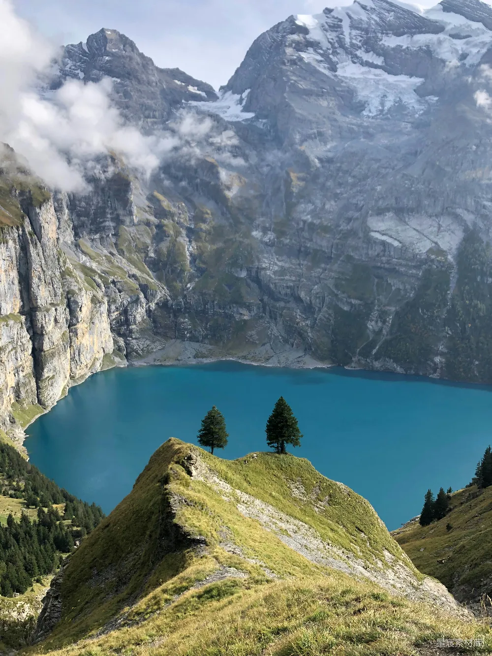 高清摄影 一片被山和树环绕的蓝色湖泊