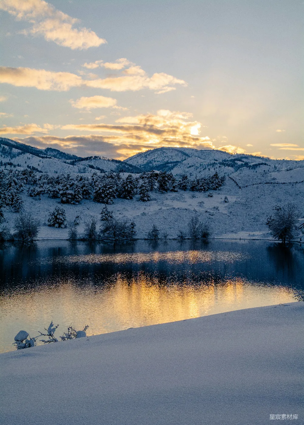 高清摄影 日间湖畔雪覆盖的山峦