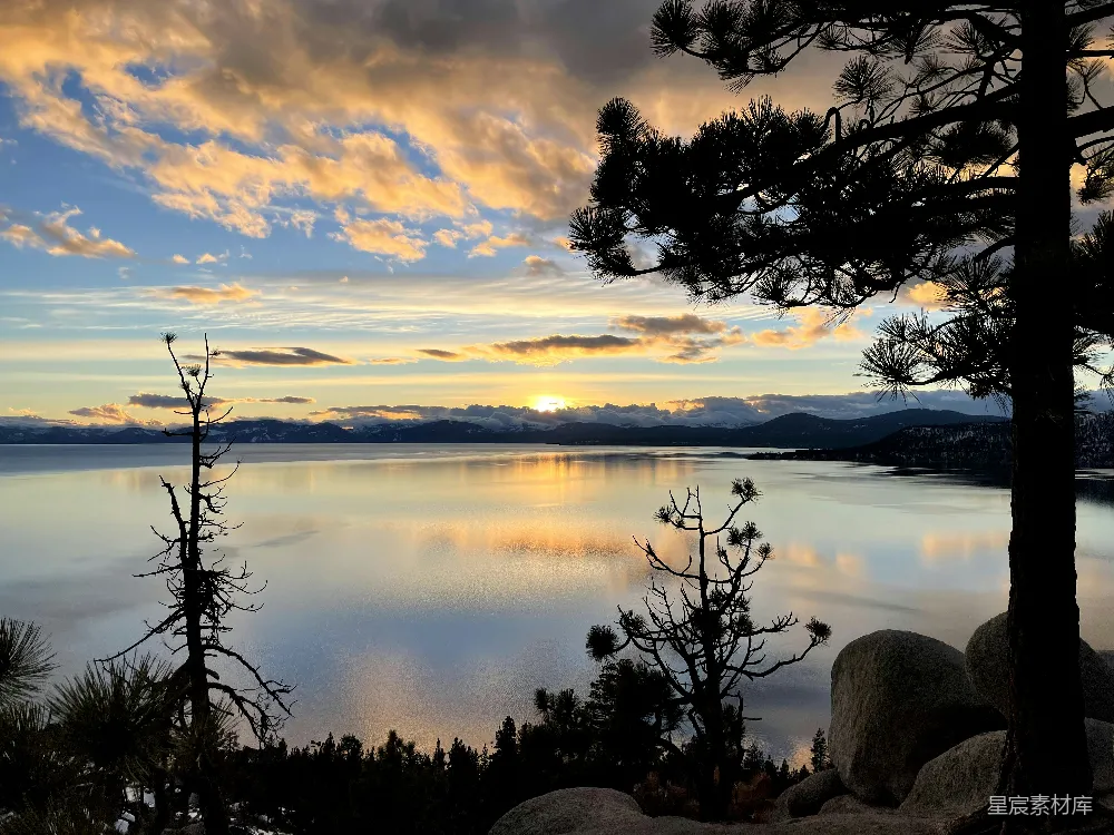 高清摄影 夕阳西下在一片广阔的水域之上