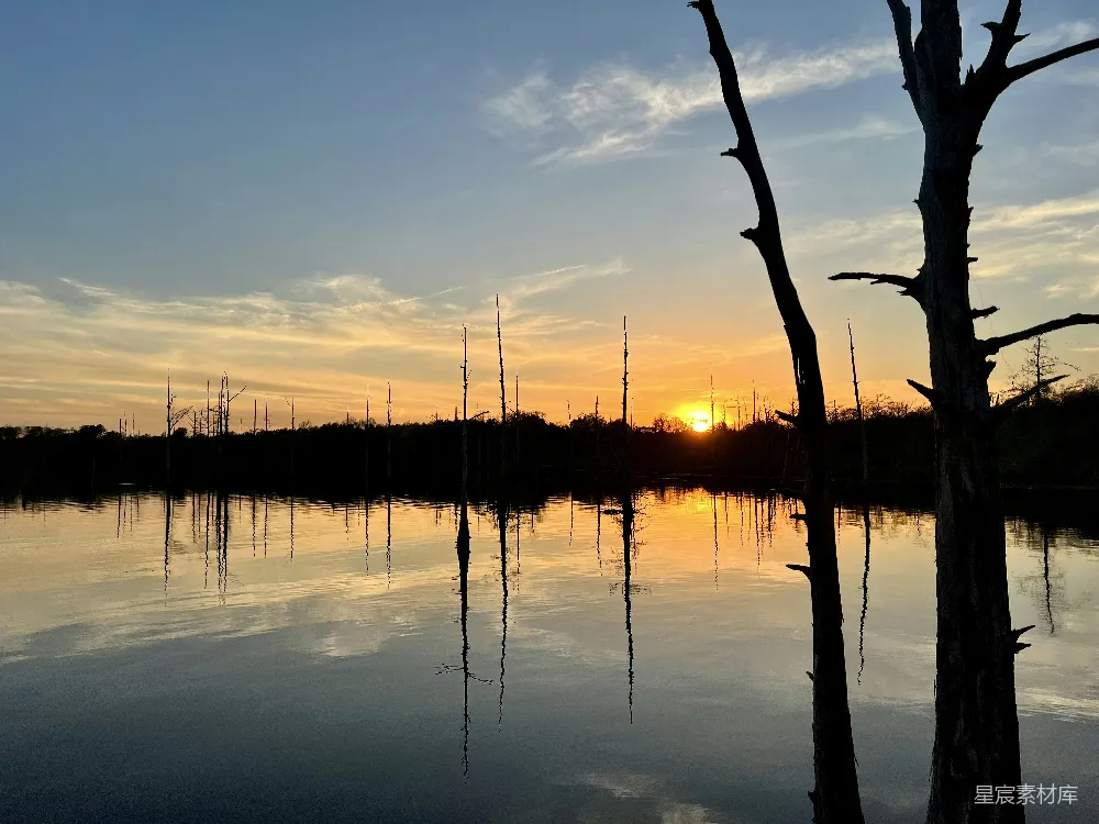高清摄影 夕阳落下在一片水域之上