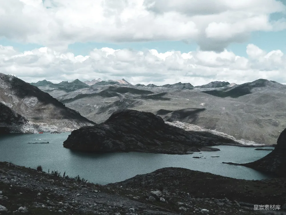 高清摄影  一片被山包围的大片水域