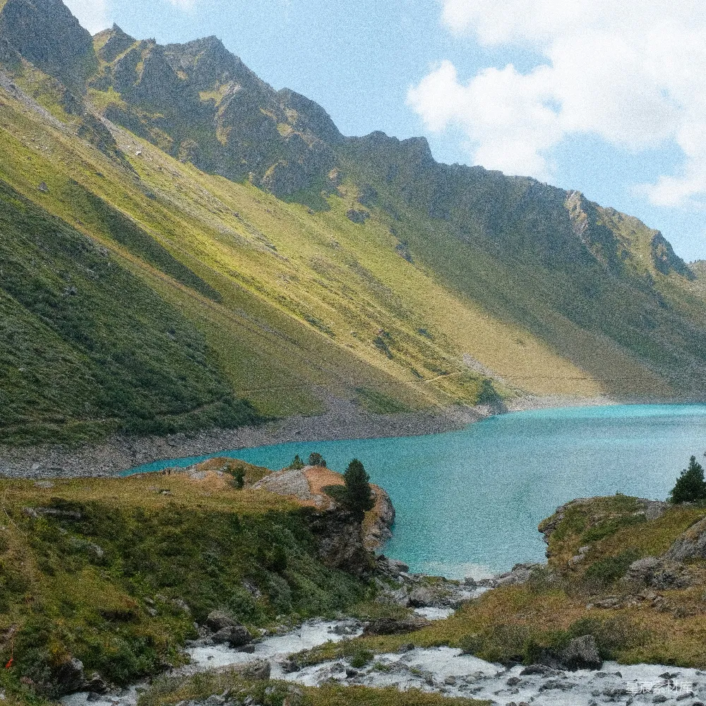 高清摄影 被山环绕的水域