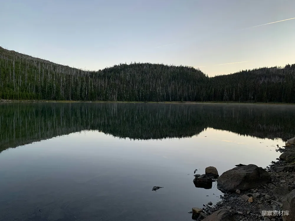 高清摄影  被山和树环绕的湖泊