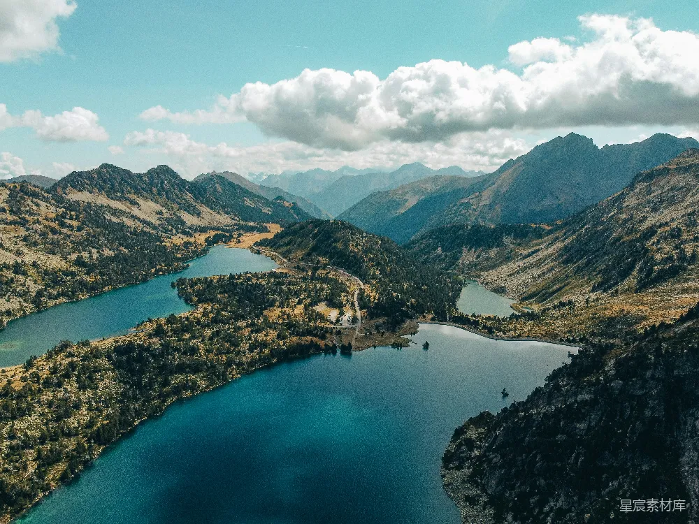 高清摄影 一条河流穿过山谷