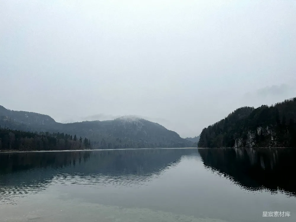 高清摄影 一片被山脉环绕的大水域
