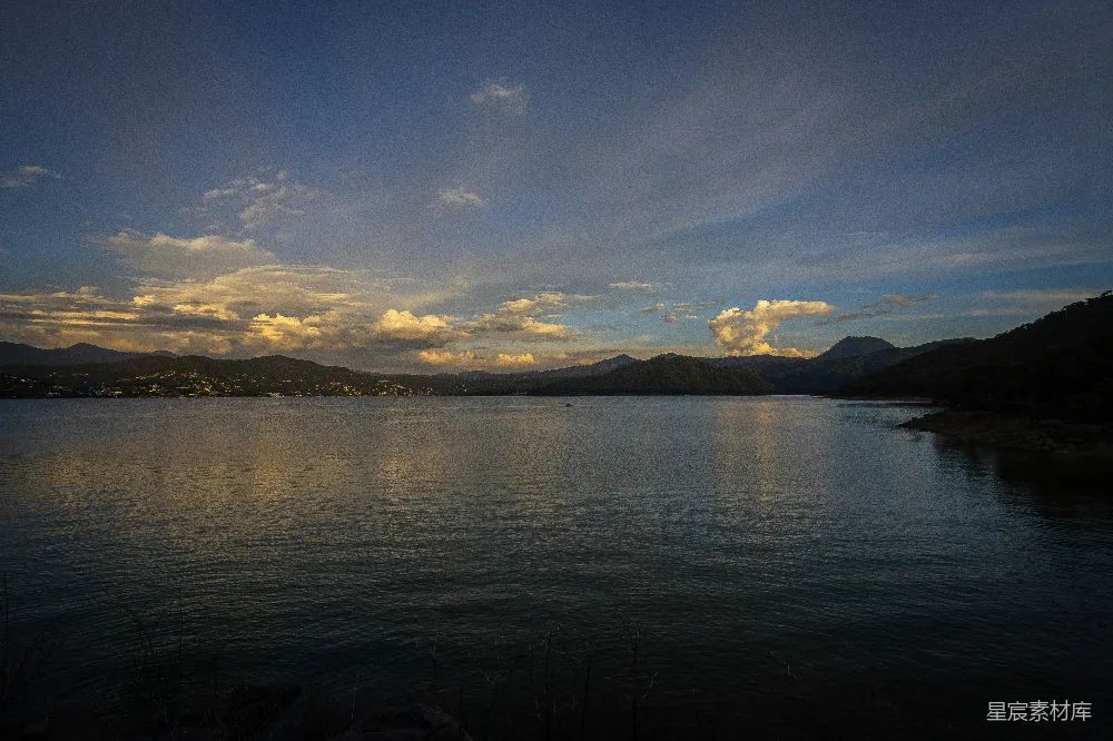 高清摄影 夕阳映照平静的湖面，山峦环绕，云彩五彩斑斓。