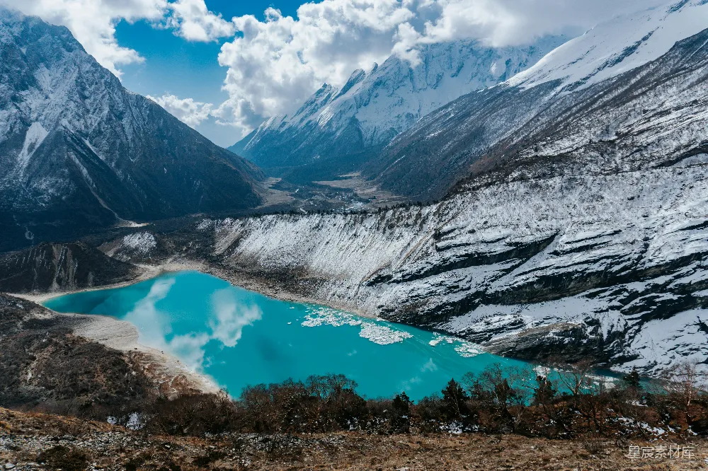 高清摄影 一片被蓝湖环绕的雪山美景