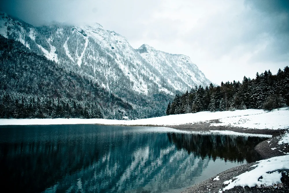 高清摄影 白天湖畔雪覆盖的山峰