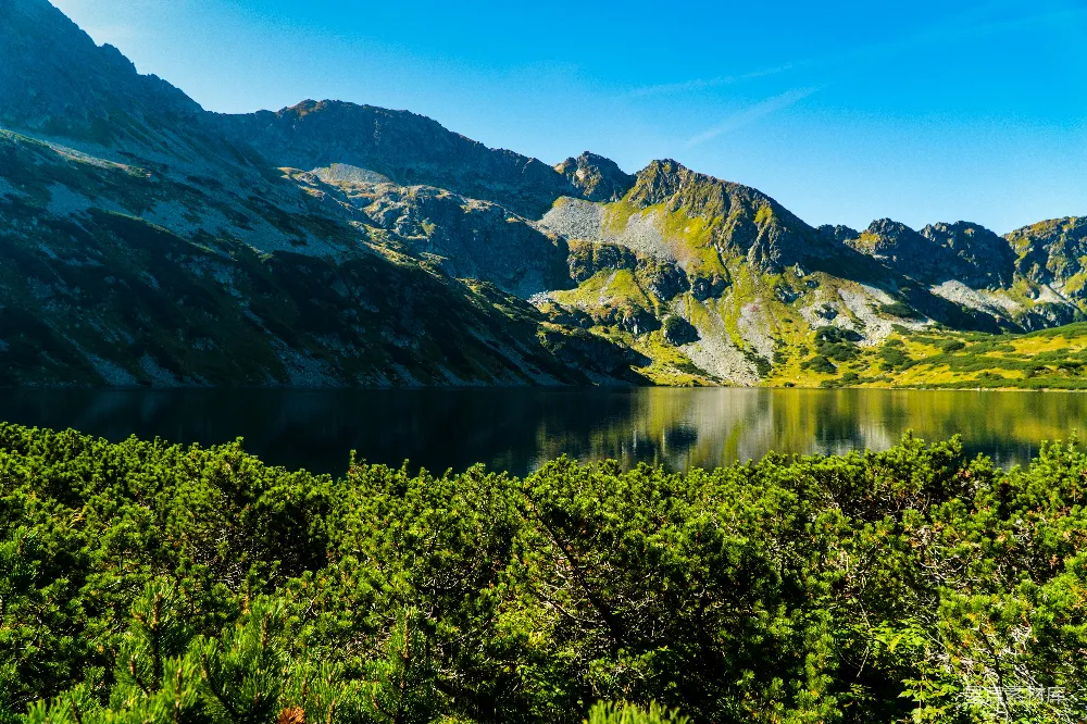 高清摄影 山间环绕的一处湖景
