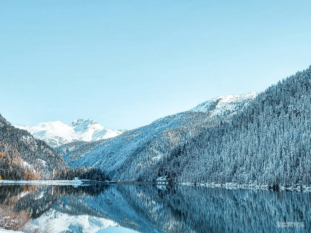高清摄影 被雪山环绕的山顶湖泊