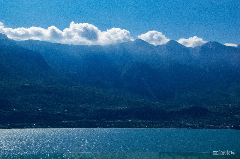 高清摄影 背景中有山的水域
