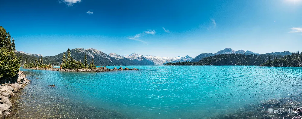 高清摄影 碧蓝天空下山峦环抱中的美丽 turquoise 湖。